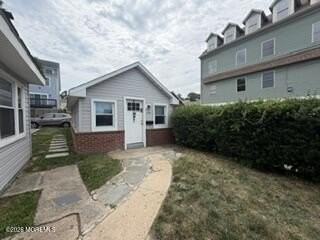 195 Bay Ave - Photo 2 of 11