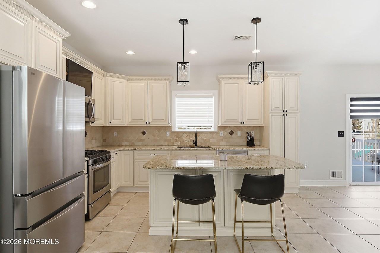 941 5th Ave - Photo 5 of 27
