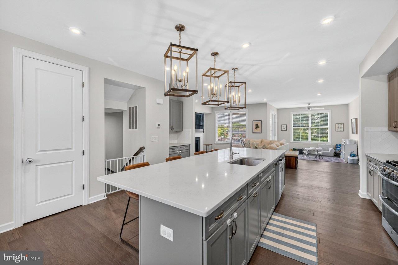 8106 Zoe Pl - Photo 3 of 35