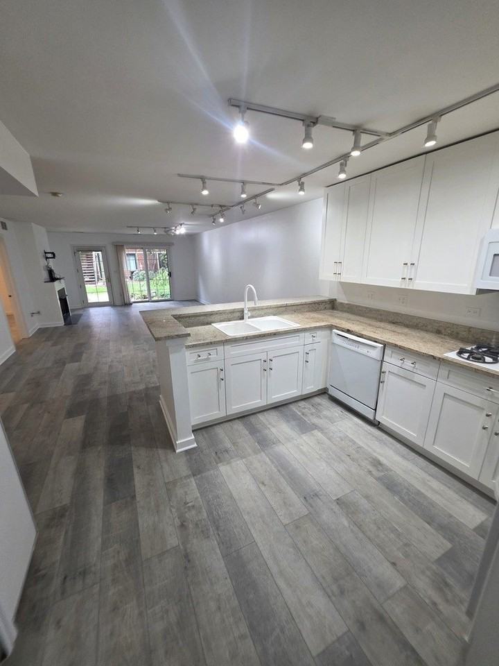 1812 S Dearborn St #43 - Photo 7 of 11