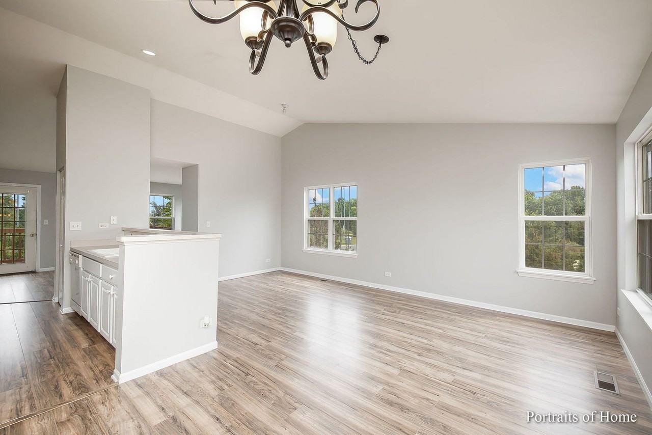 742 Genesee Dr - Photo 3 of 25