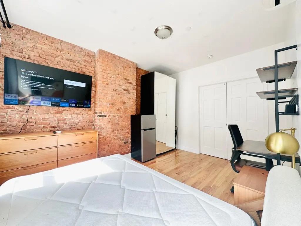 Private Bedroom in 4 Bedroom/2 Bathroom Home - Photo 2 of 7