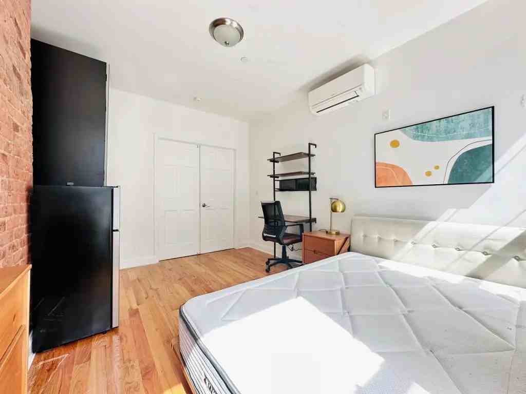 Private Bedroom in 4 Bedroom/2 Bathroom Home - Photo 3 of 7