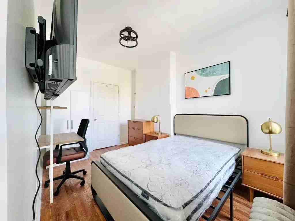 Private Bedroom in 4 Bedroom/1 Bathroom Home - Photo 3 of 9