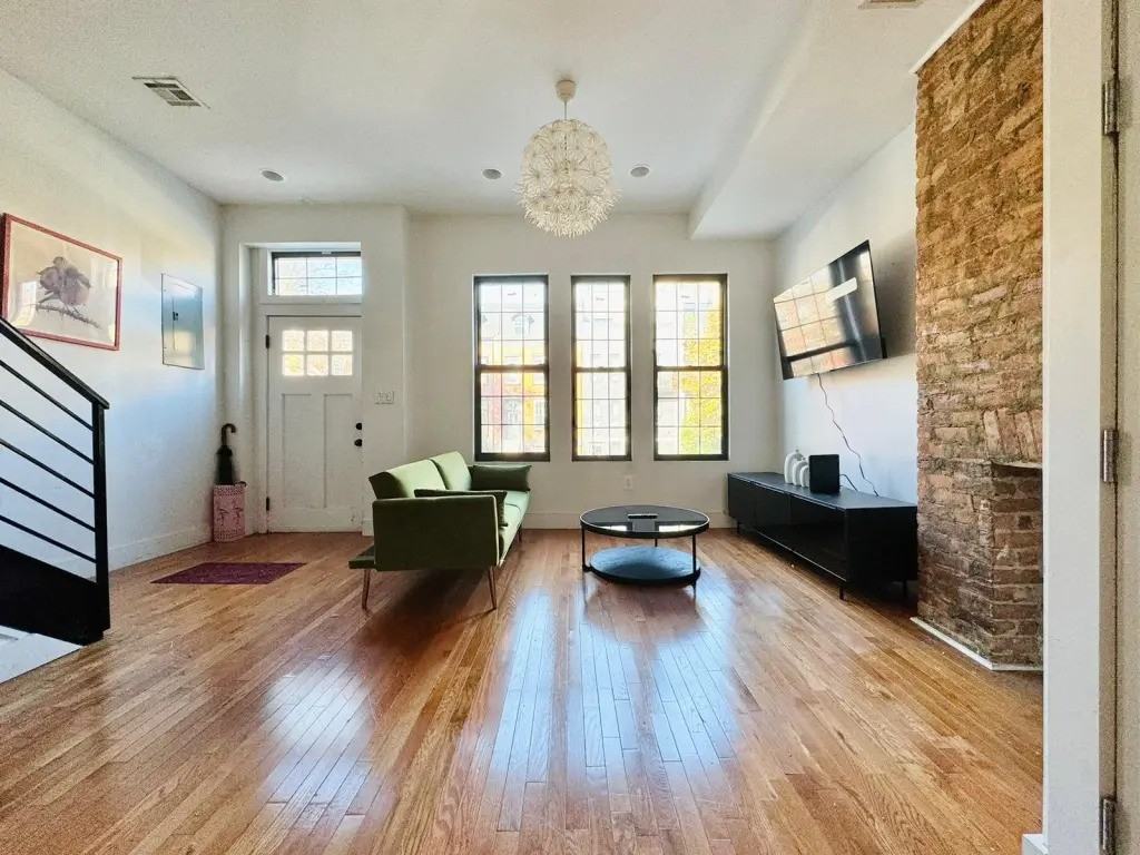 Private Bedroom in 6 Bedroom/3 Bathroom Home - Photo 3 of 5