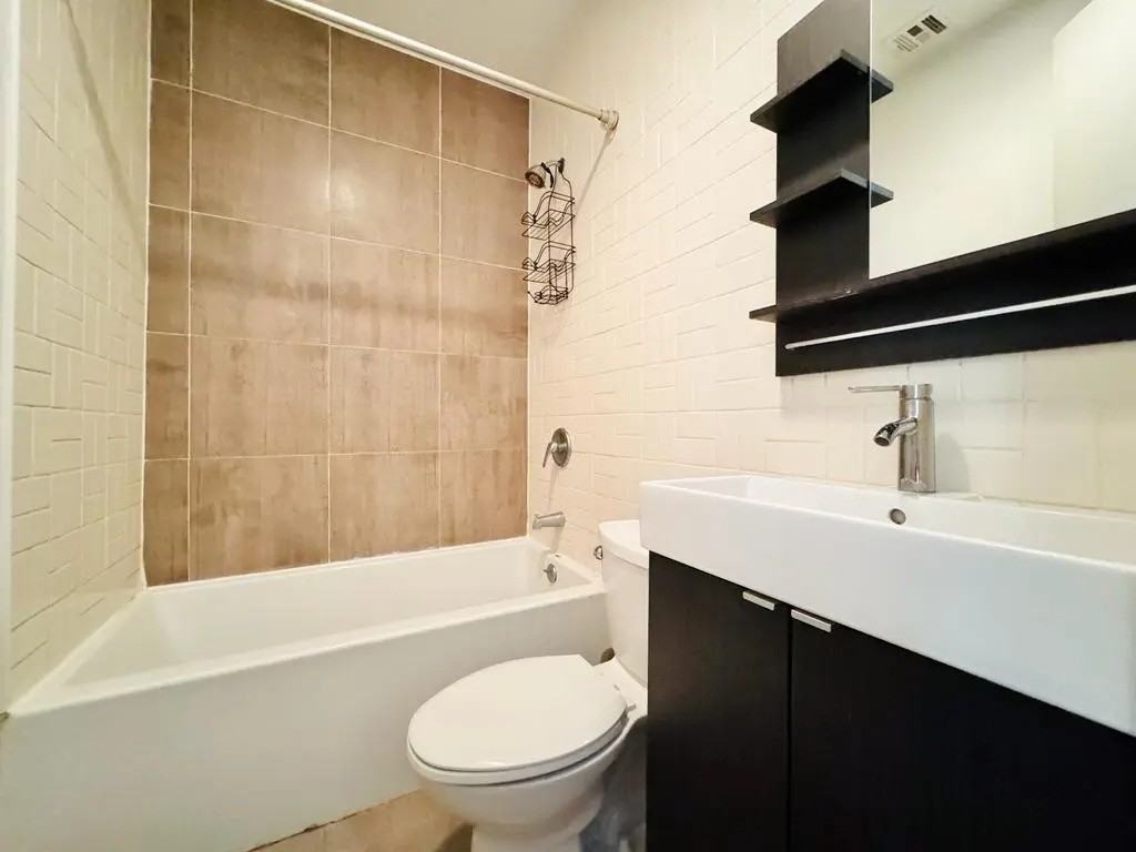 Private Bedroom in 6 Bedroom/3 Bathroom Home - Photo 4 of 5