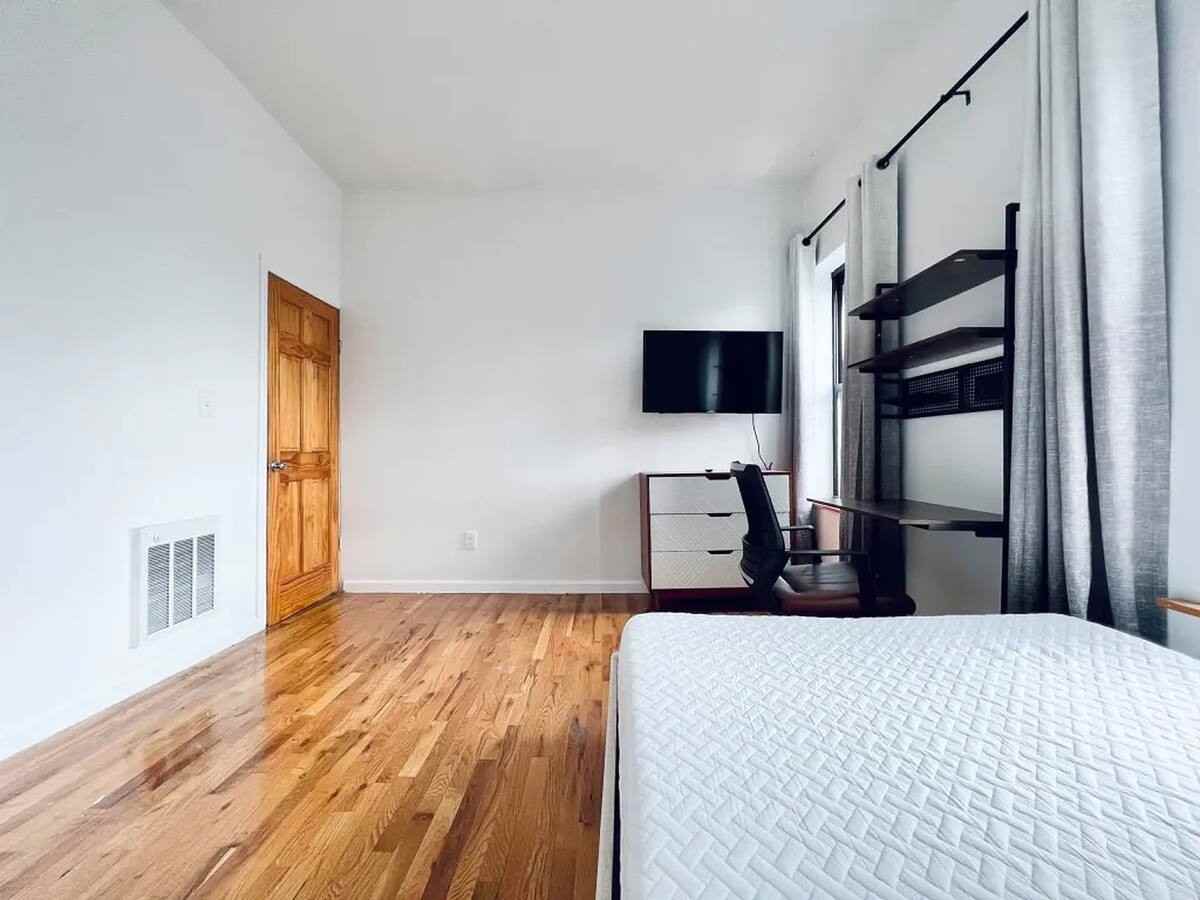 Private Bedroom in 4 Bedroom/1 Bathroom Home - Photo 5 of 7