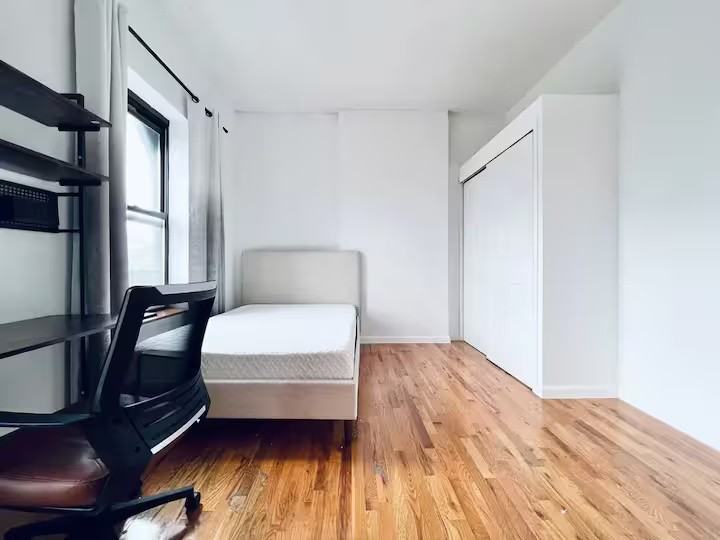 Private Bedroom in 4 Bedroom/1 Bathroom Home - Photo 6 of 7