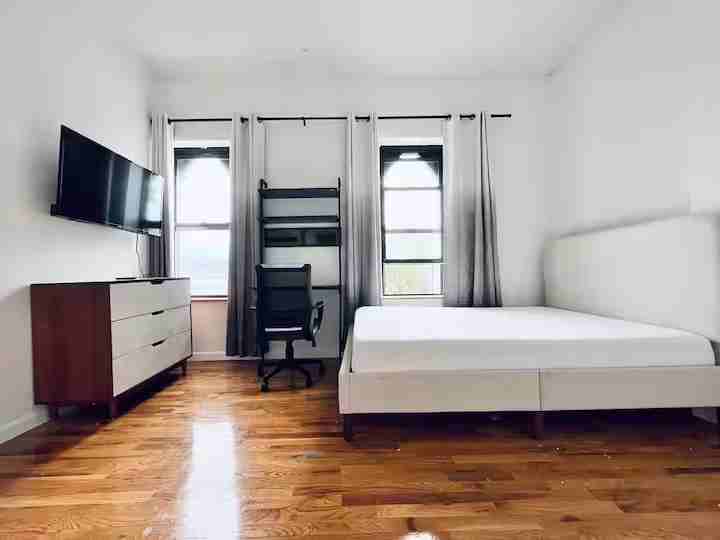 Private Bedroom in 4 Bedroom/1 Bathroom Home - Photo 7 of 7