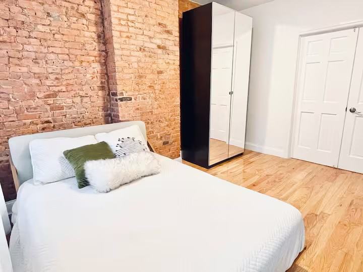 Private Bedroom in 4 Bedroom/2 Bathroom Home - Photo 4 of 9