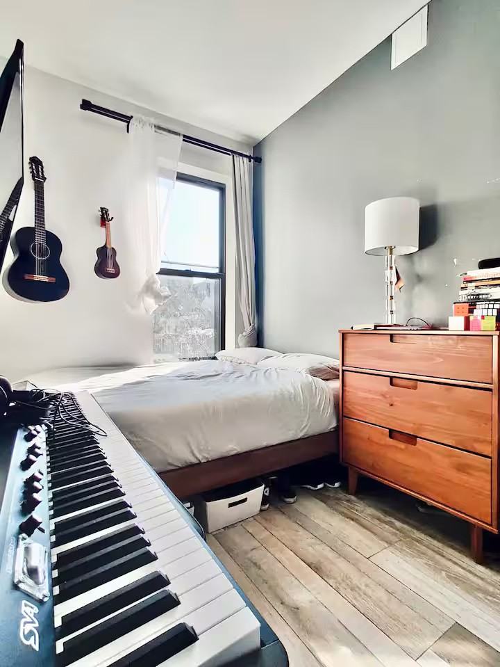 Private Bedroom in 4 Bedroom/1 Bathroom Home - Photo 2 of 8
