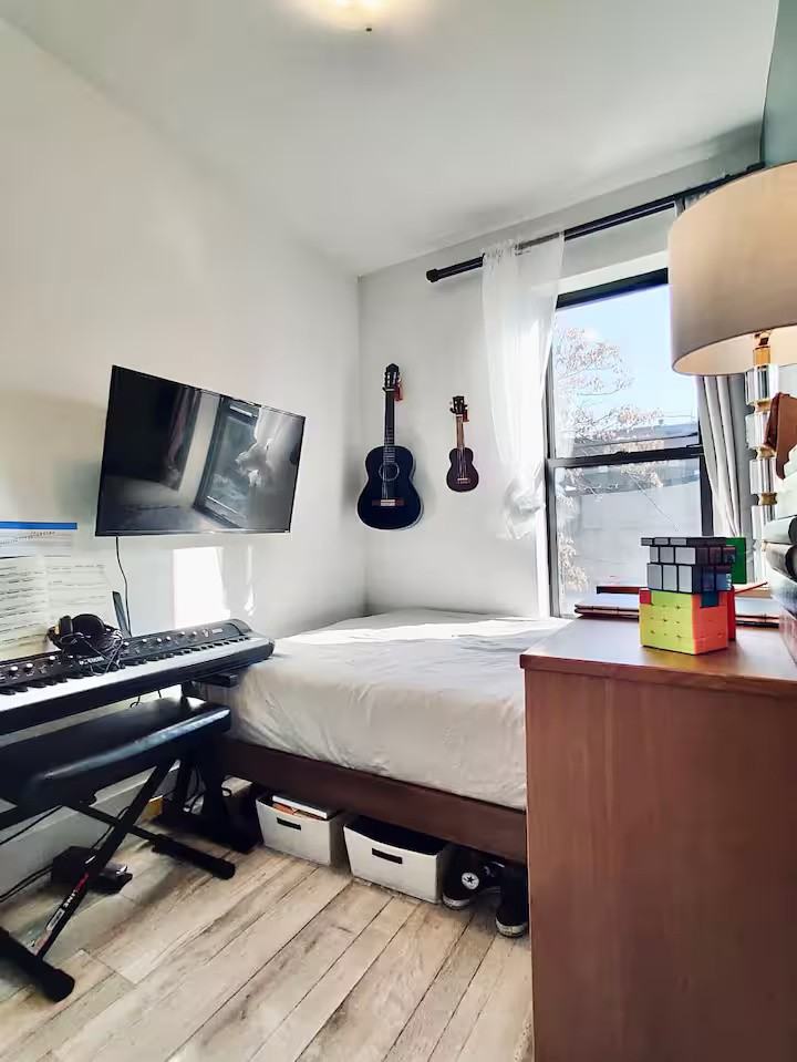 Private Bedroom in 4 Bedroom/1 Bathroom Home - Photo 4 of 8