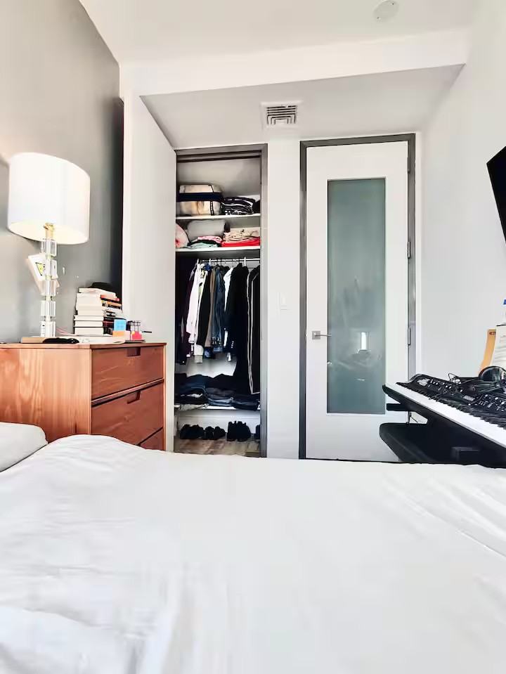 Private Bedroom in 4 Bedroom/1 Bathroom Home - Photo 5 of 8