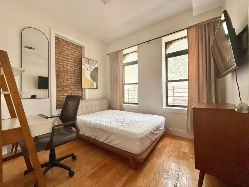 Private Bedroom in 4 Bedroom/2 Bathroom Home - Photo 2 of 5