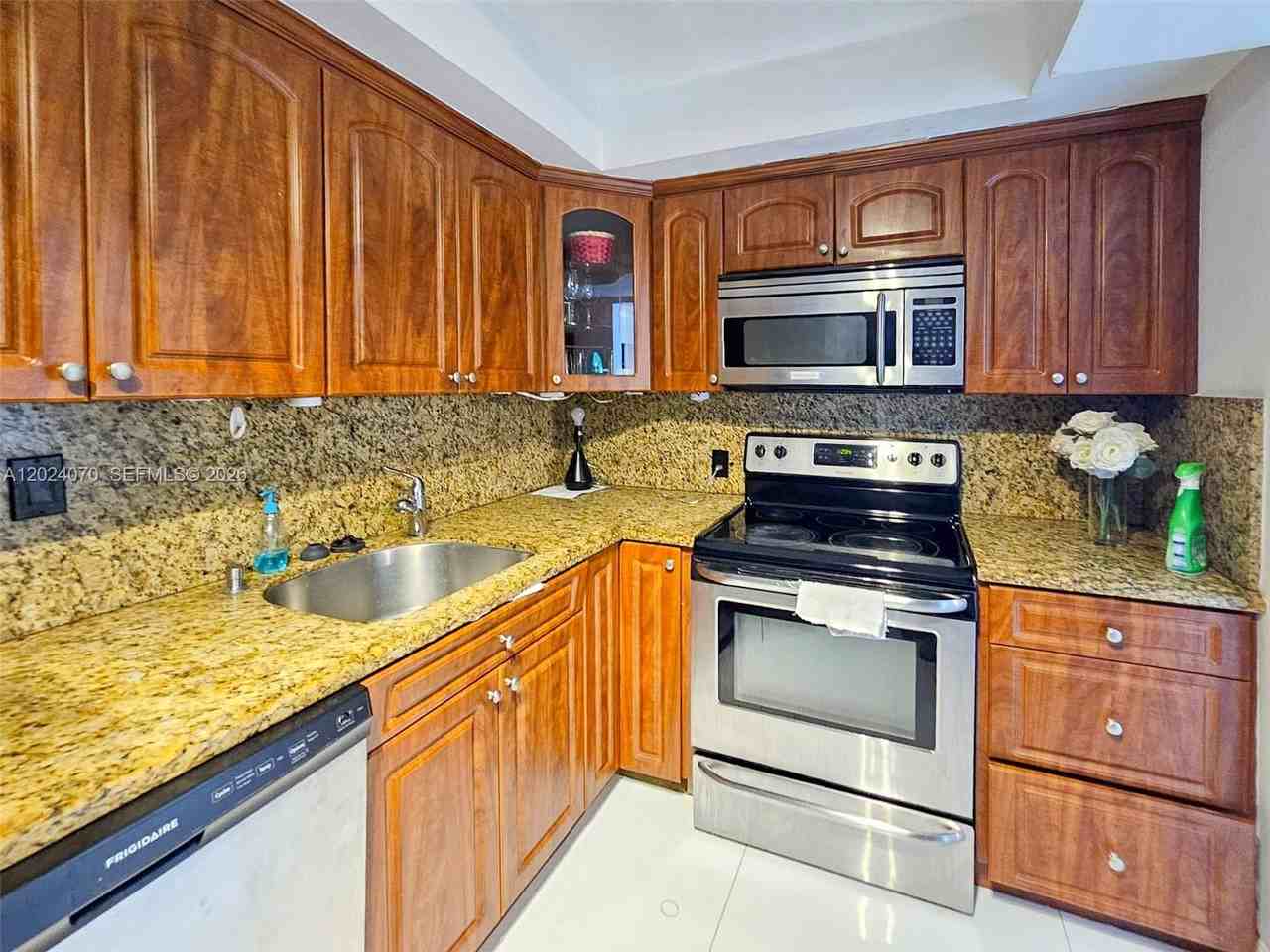 100 Bayview Dr ##722 - Photo 3 of 13