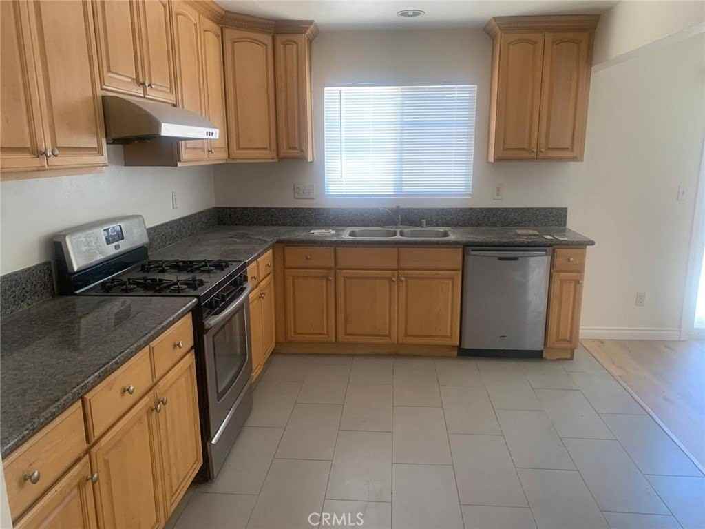 340 N Dalton Ave - Photo 4 of 10