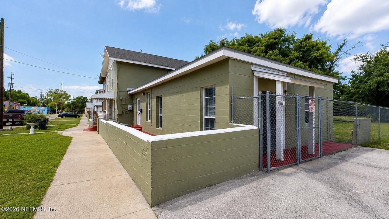 1049 Pippin St #B - Photo 2 of 11