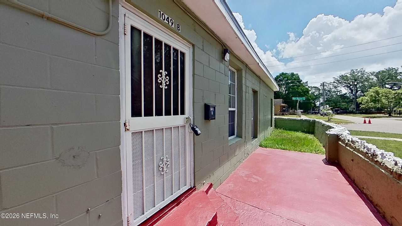 1049 Pippin St #B - Photo 3 of 11