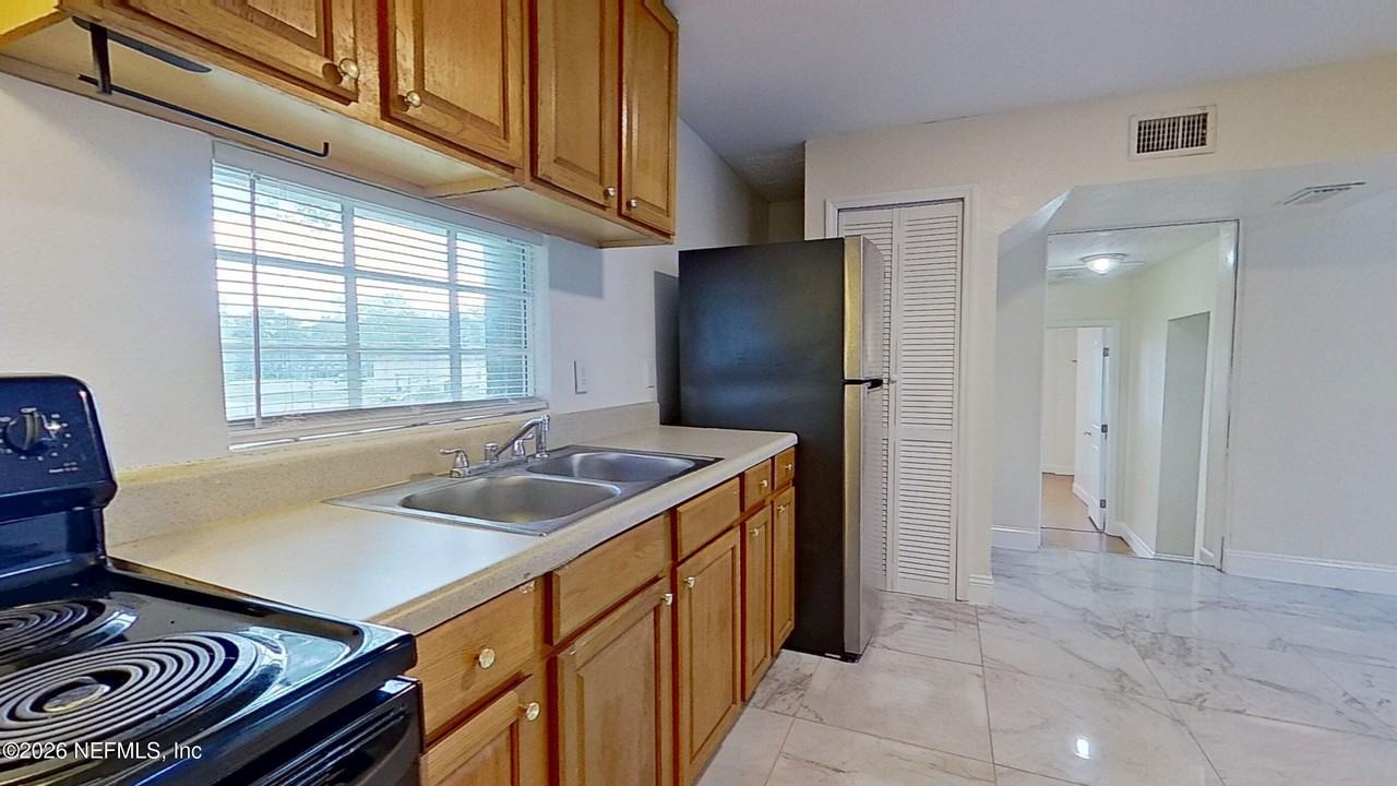 1049 Pippin St #B - Photo 5 of 11