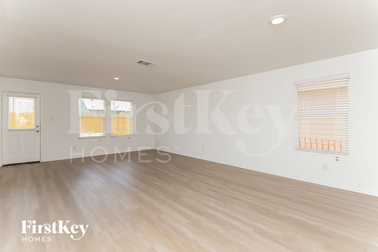 10643 Erinita Way - Photo 4 of 16