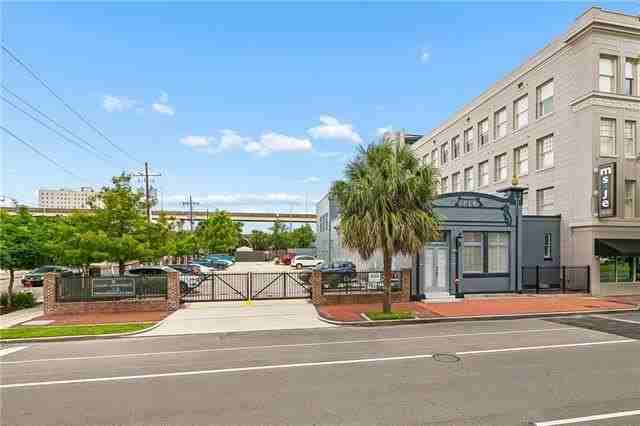 814 Howard Ave #101