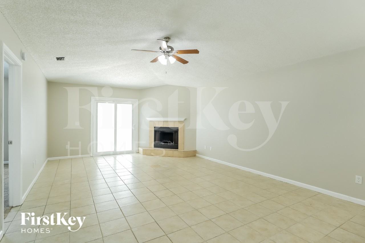 3021 Caroline Crest Dr E - Photo 4 of 19