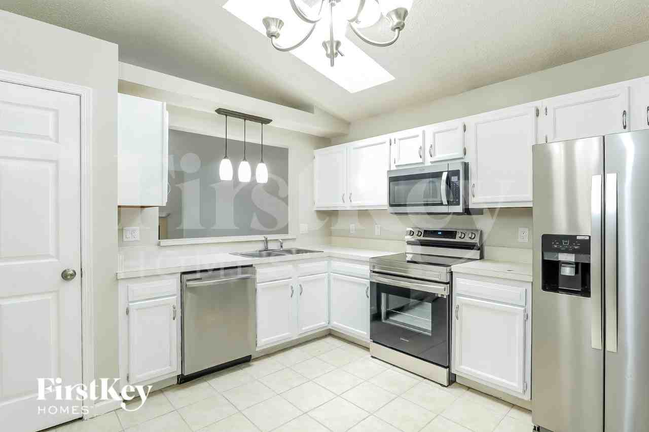 3021 Caroline Crest Dr E - Photo 7 of 19