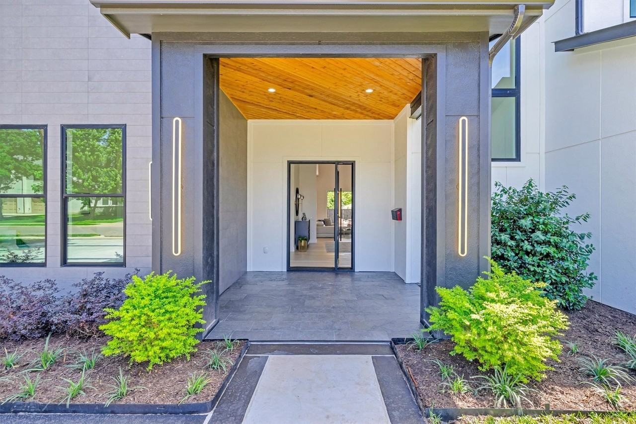 3932 Cortez Dr - Photo 4 of 40