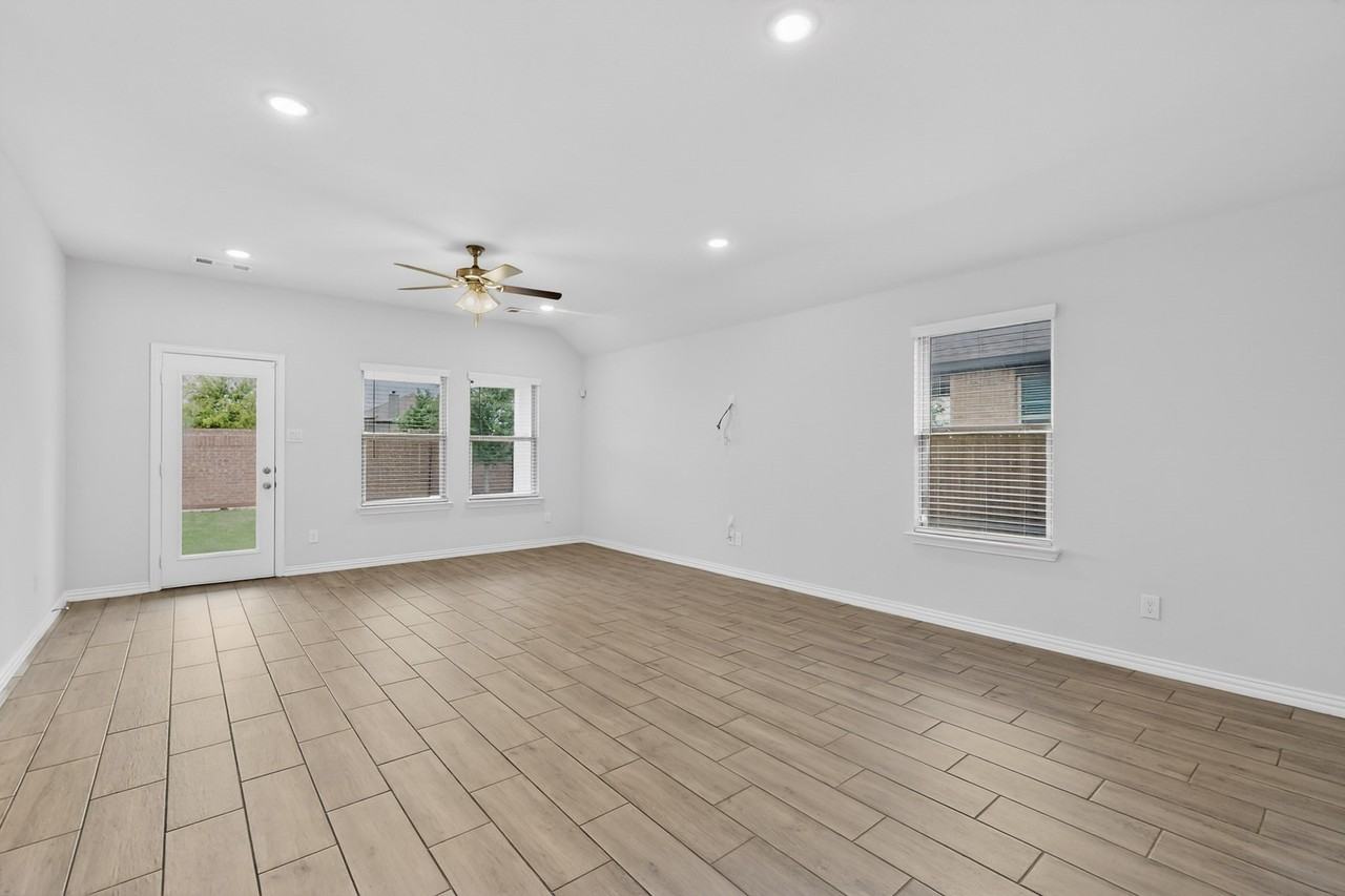 4009 Mockingbird Ln - Photo 3 of 36