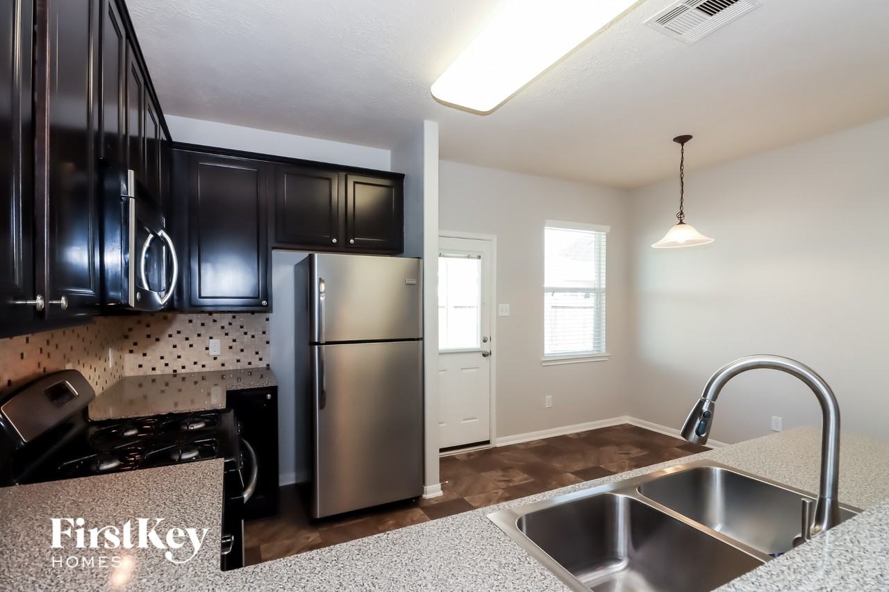 8330 Hampton Bay Dr - Photo 5 of 15