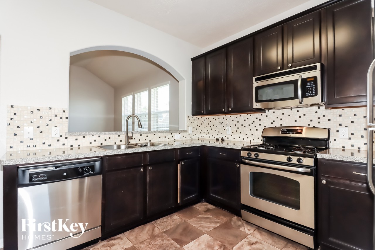 8330 Hampton Bay Dr - Photo 6 of 15