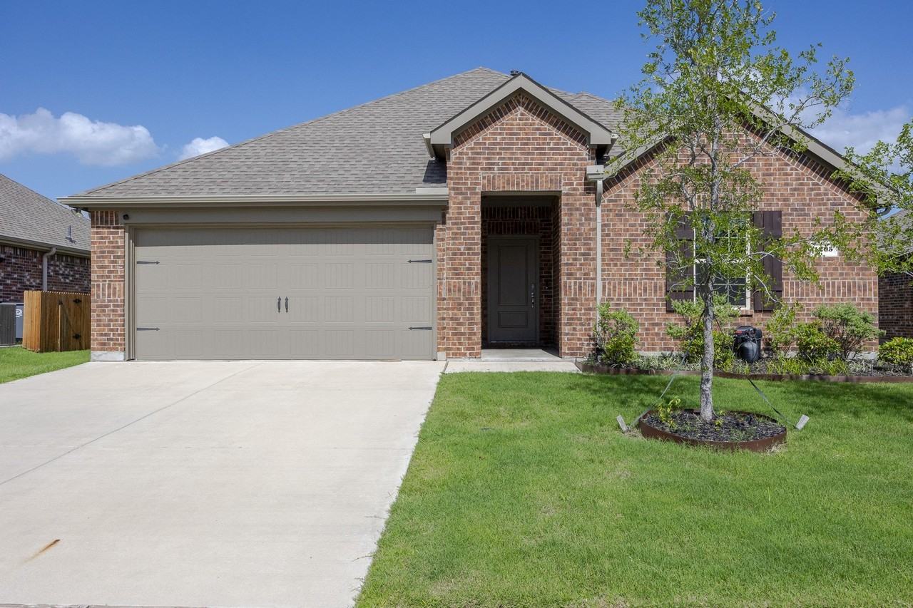 1205 Colonial Bluff Ln - Photo 2 of 38