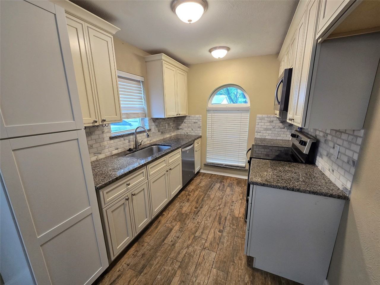 1630 Dell Oak Dr - Photo 4 of 22