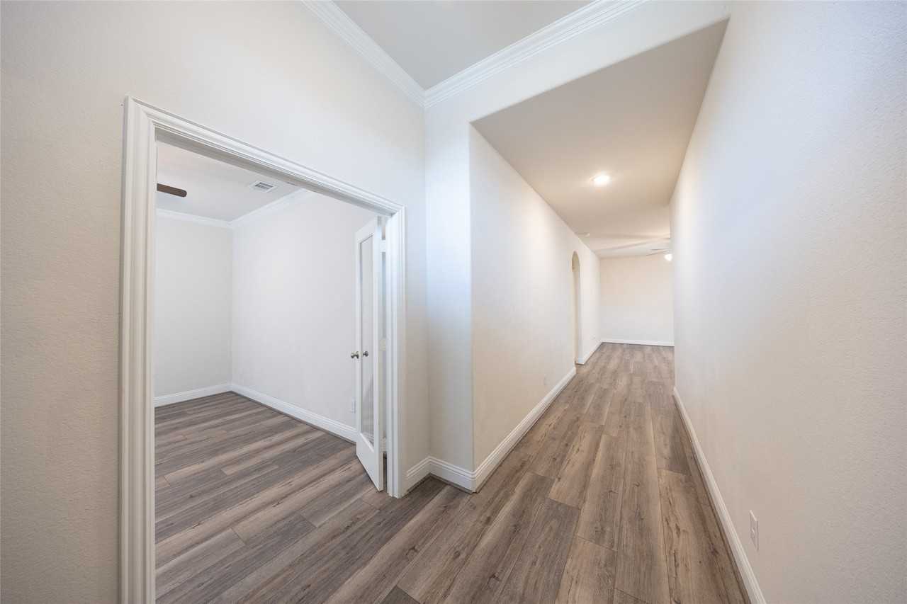 2817 Diamondback Dr - Photo 3 of 31