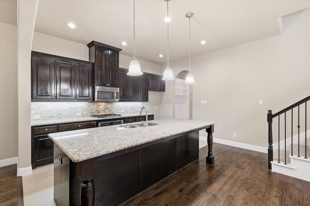 768 Huntingdon St - Photo 3 of 37