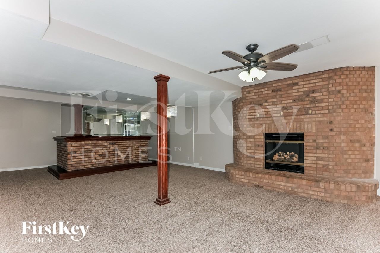 212 Royallmanor Ln - Photo 3 of 18