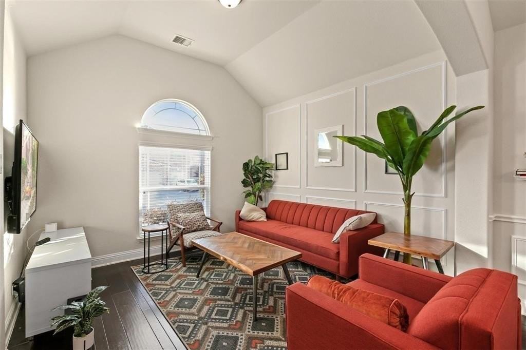 1313 Baynes Dr - Photo 4 of 26