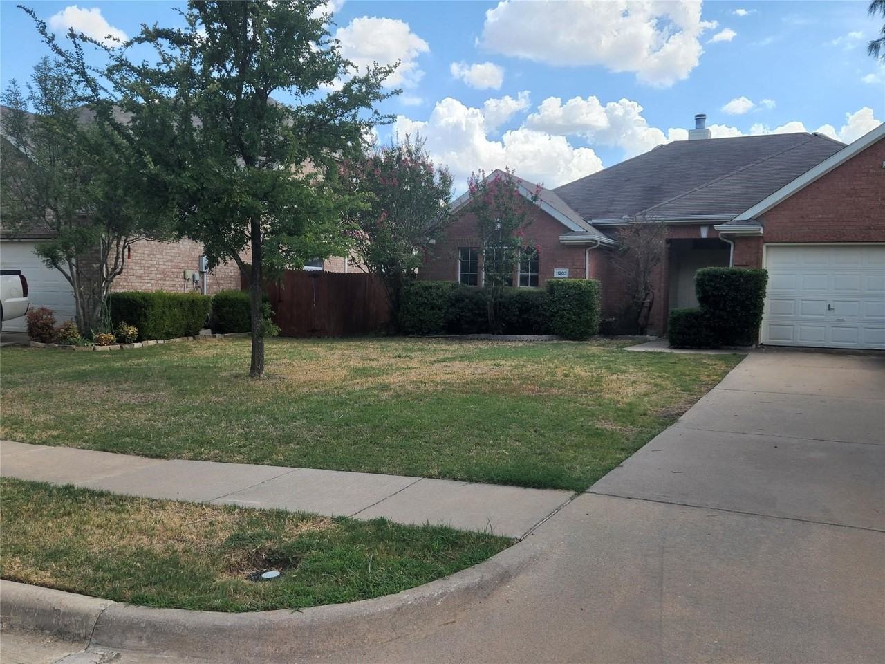 11203 Newberry Dr - Photo 3 of 27