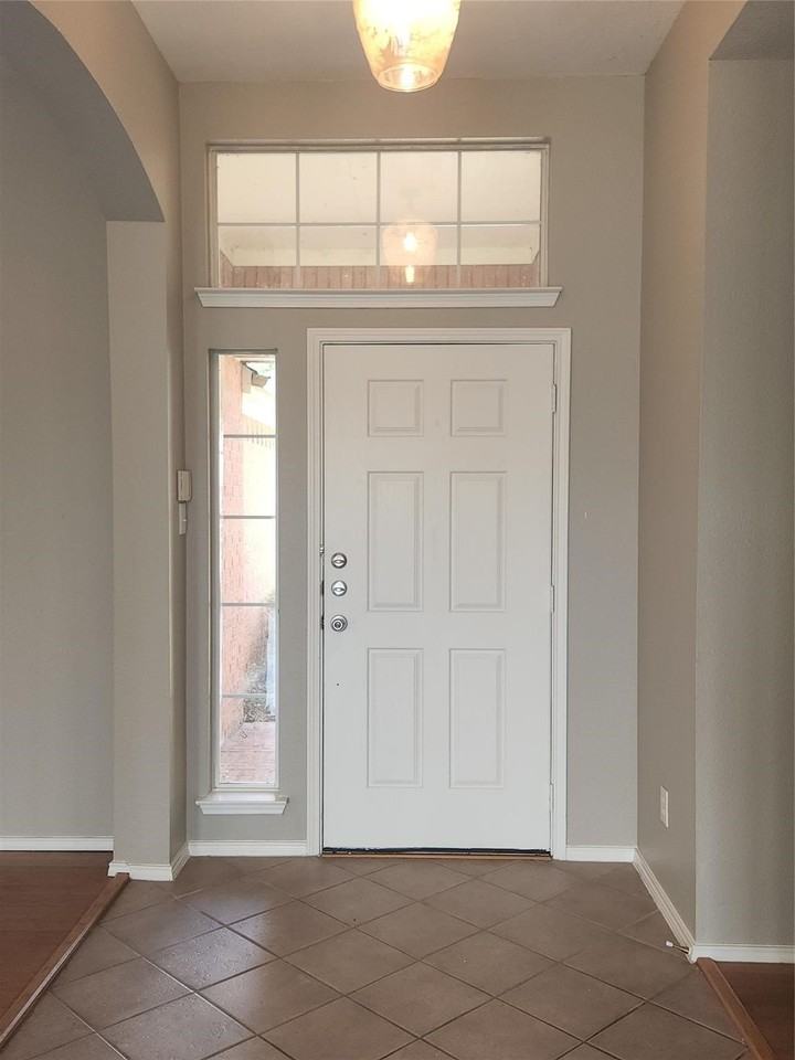 11203 Newberry Dr - Photo 4 of 27