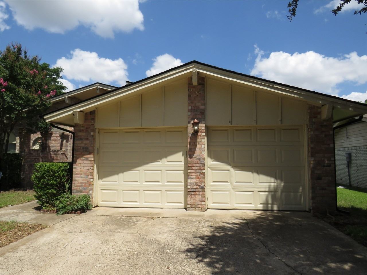 3308 Spring Valley Dr - Photo 2 of 34