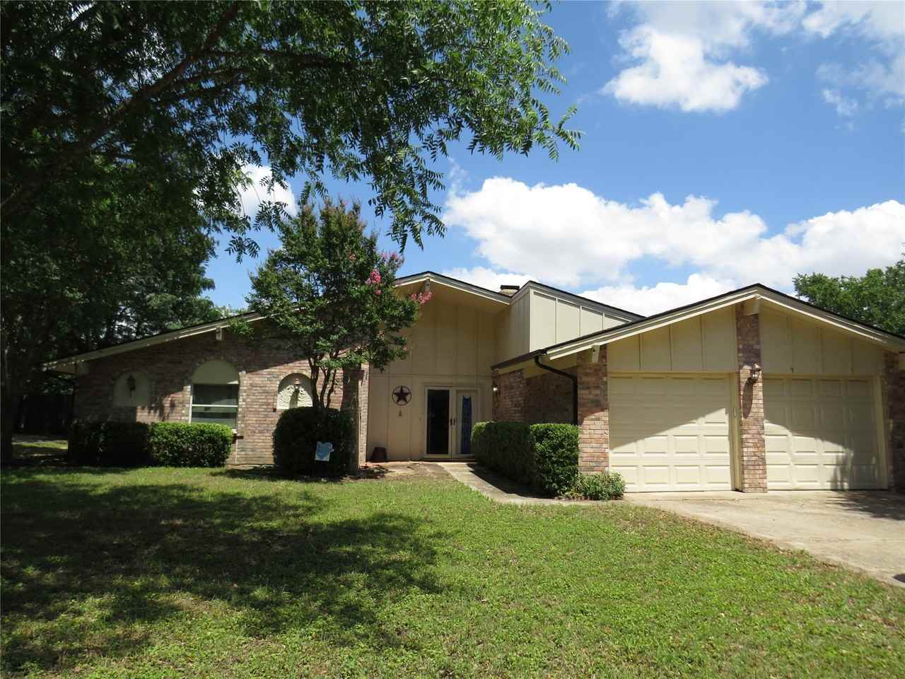 3308 Spring Valley Dr - Photo 3 of 34