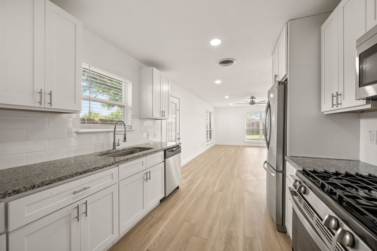 840 Edgehill Dr - Photo 5 of 18