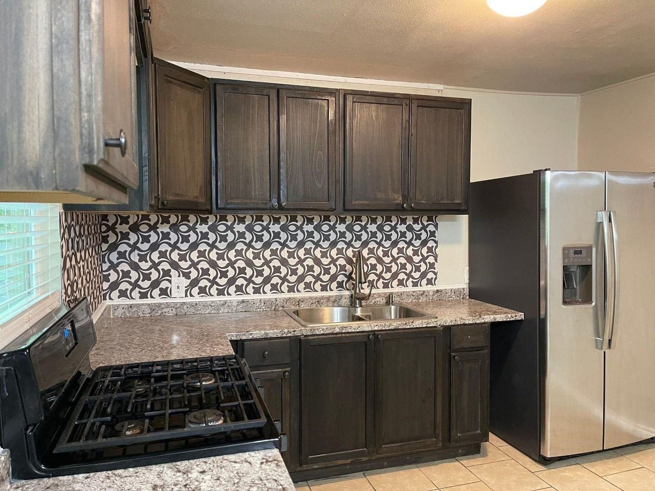 3921 Avenue H - Photo 4 of 22