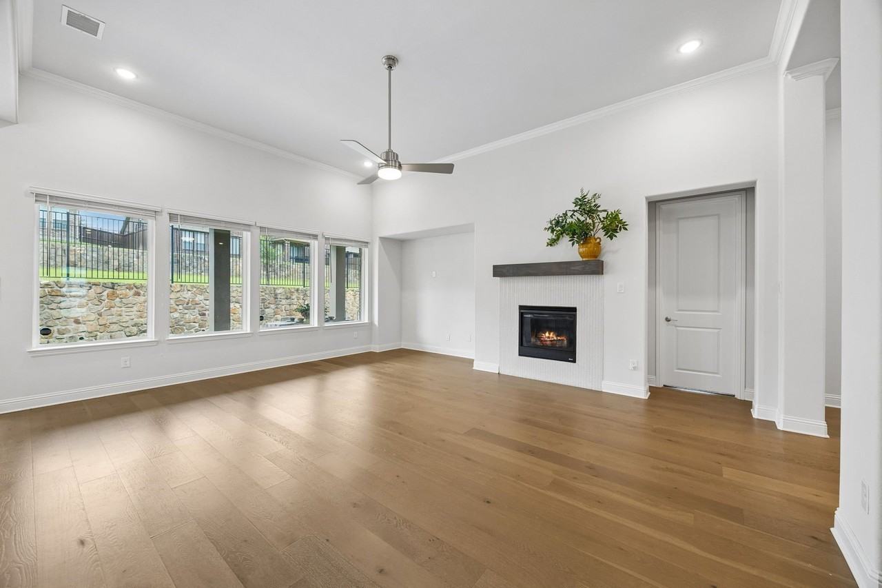 439 Montrose Dr - Photo 6 of 40