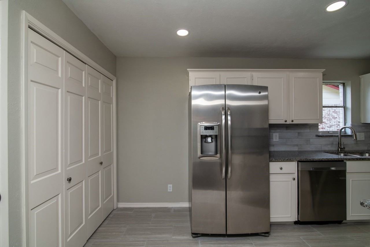 2726 Starcrest Ln - Photo 6 of 24