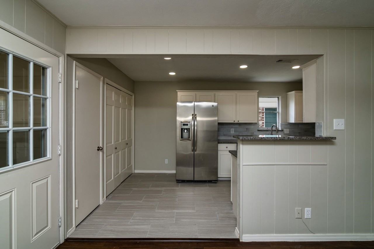 2726 Starcrest Ln - Photo 7 of 24