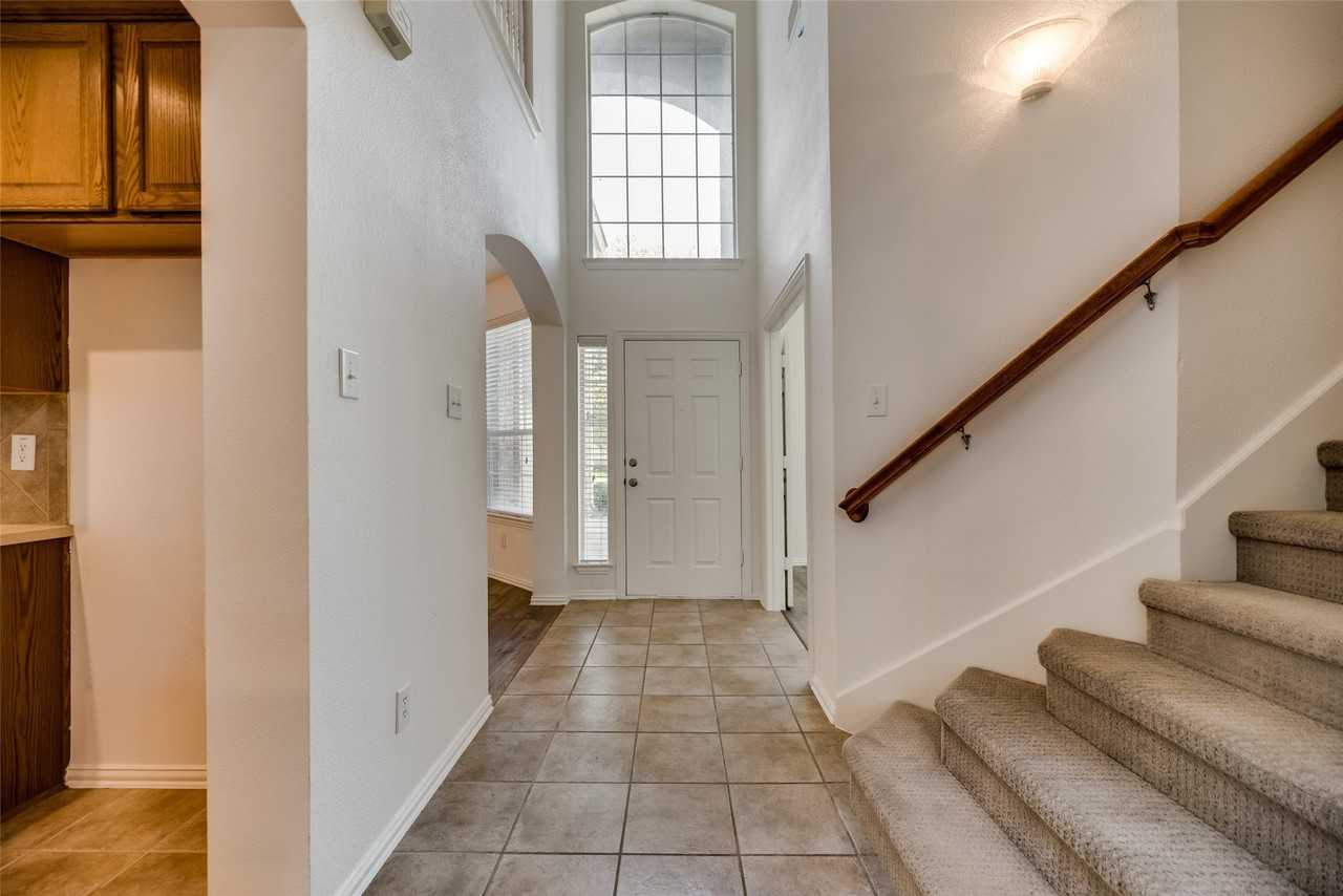 819 Rushmore Dr - Photo 3 of 27