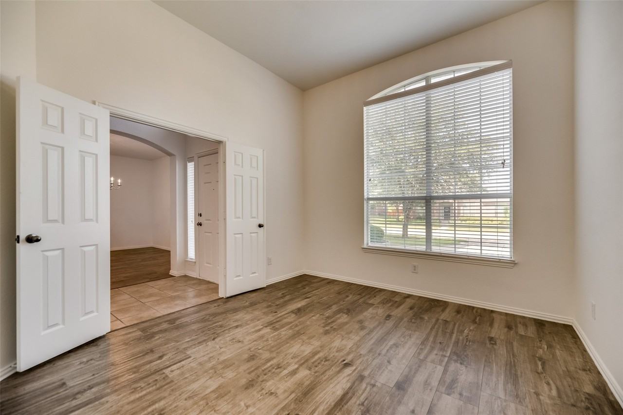 819 Rushmore Dr - Photo 4 of 27