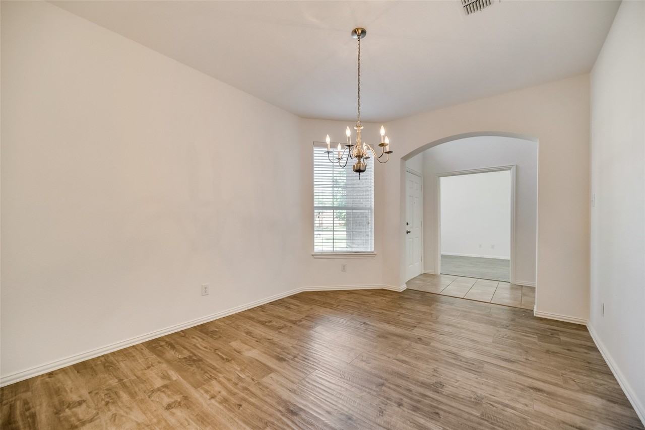 819 Rushmore Dr - Photo 5 of 27