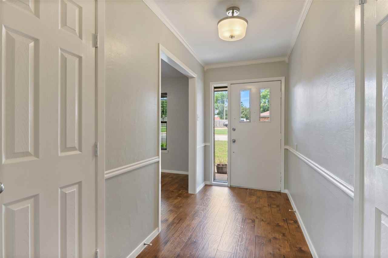 6540 Victoria Ave - Photo 3 of 24